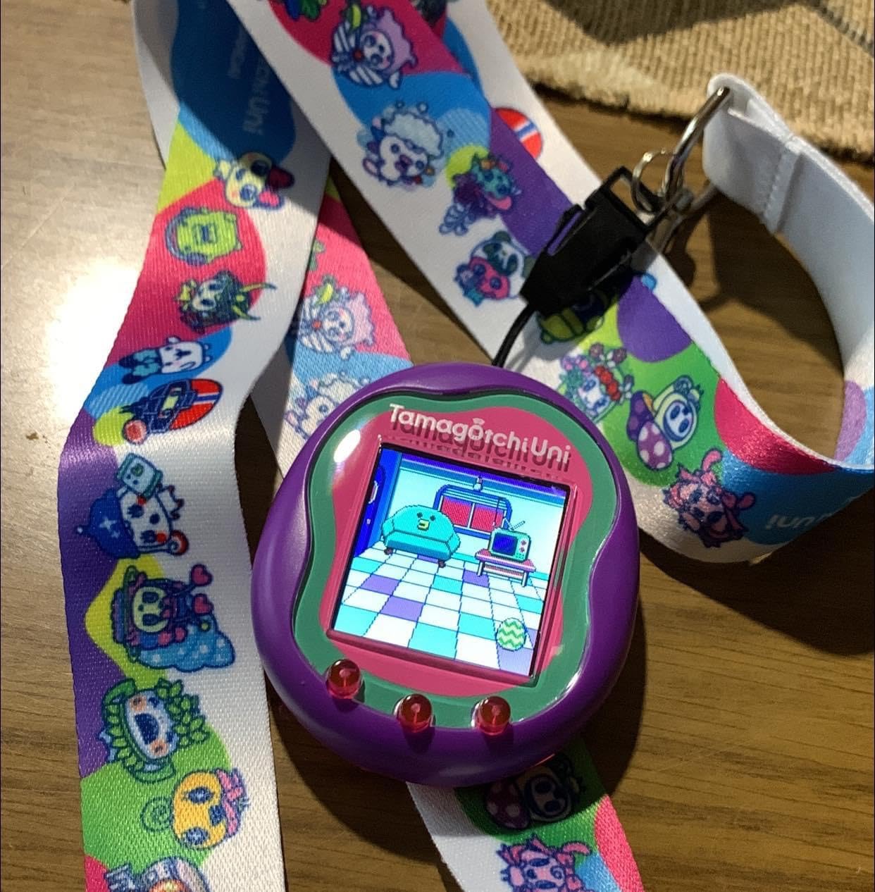Tamagotchi Uni 43352 animale virtuale viola WiFi con cinturino