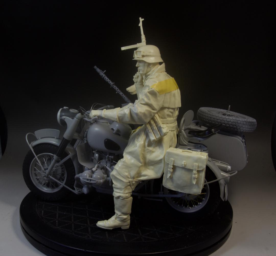Model Cellar Kettenhund BMW R-75 Motorcycle Rider 1/9 figurino